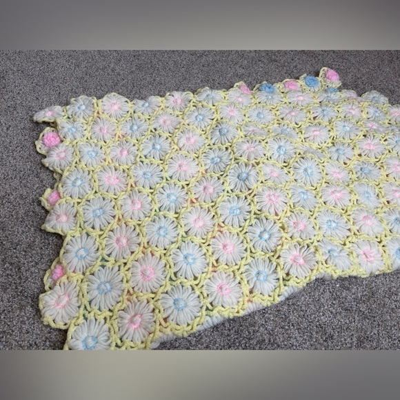 Handmade Afghan Pink Blue Pastel 3D Flowers Crochet Granny Throw Blanket 48 X 37 - Picture 5 of 5